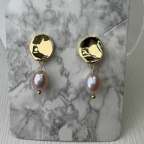 ✨Elegant Pale Pink Natural Freshwater Pearl Gold Plated Earrings ✨ - Picture 6 of 8